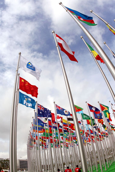 Altogether 203 flags were fluttering in the wind by the Huangpu River, which exemplifies a happy reunion of FINA family members. [Source: Shanghai Sports]