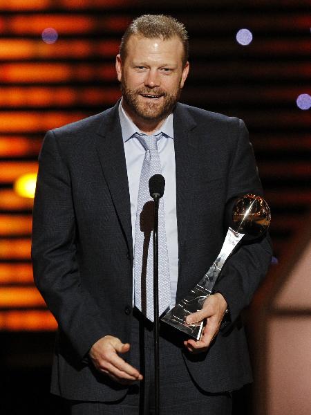 Boston Bruins NHL hockey goaltender Tim Thomas accepts his ESPY Award for 'Best Championship Performance' at the 2011 ESPY Awards in Los Angeles, California, July 13, 2011. (Xinhua/Reuters Photo) 