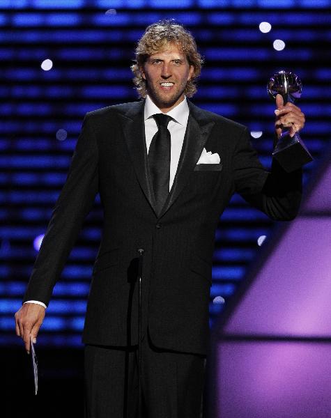 Dallas Mavericks NBA player Dirk Nowitzki accepts the Award for 'Best Male Athlete' at the 2011 ESPY Awards in Los Angeles, California, July 13, 2011. (Xinhua/Reuters Photo) 