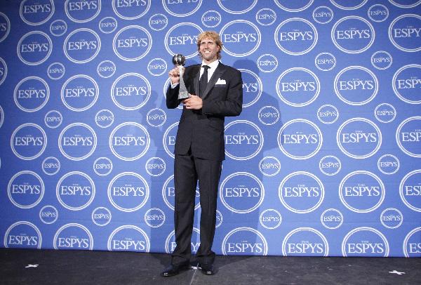 NBA basketball player Dirk Nowitzki of the Dallas Mavericks poses with his trophy for 'Best NBA Player' backstage, following the 2011 ESPY Awards in Los Angeles, California July 13, 2011. (Xinhua/Reuters Photo) 