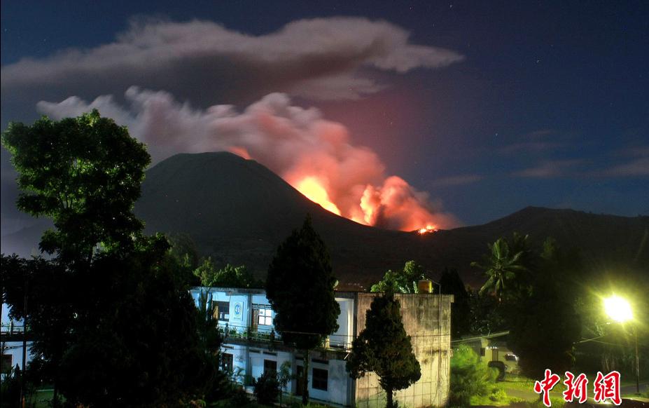A volcano in Indonesia's North Sulawesi re-erupted at midnight Thursday, triggering panic and a massive evacuation of the people living in the dangerous zone of 3. 5 kilometers from the volcano.