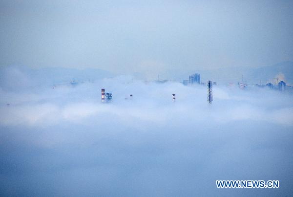 Photo taken on July 14, 2011 shows the advection fog drifting above the Bohai Sea near Dalian City, northeast China&apos;s Liaoning Province.