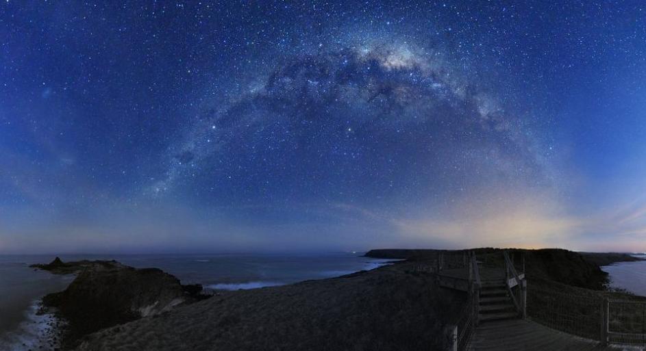 After spending 18 months photographing the night sky in Australia, photographer Alex Cherney showed the audiences a spectacular view of the cosmos with just an ordinary digital camera. [sina.com]