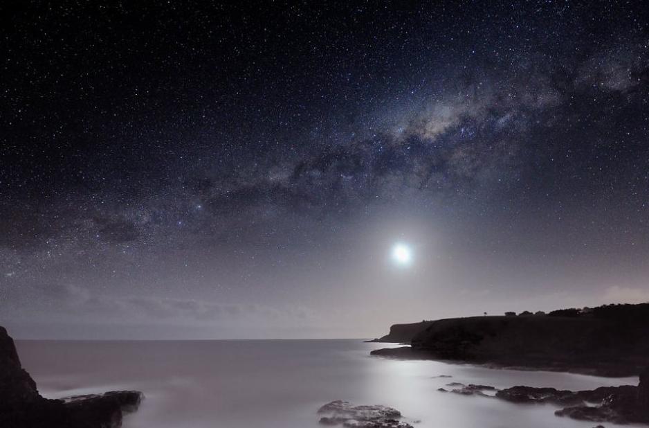 After spending 18 months photographing the night sky in Australia, photographer Alex Cherney showed the audiences a spectacular view of the cosmos with just an ordinary digital camera. [sina.com]