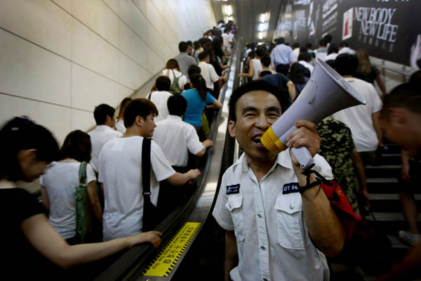 Passengers are directed at Guomao subway station on Line 10 of Beijing's underground network on July 6, 2011. [Photo provided to China Daily]