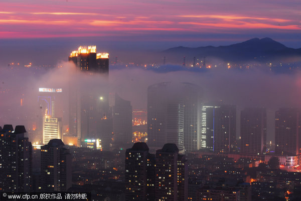 Splendid sunset as fog shrouds E China city