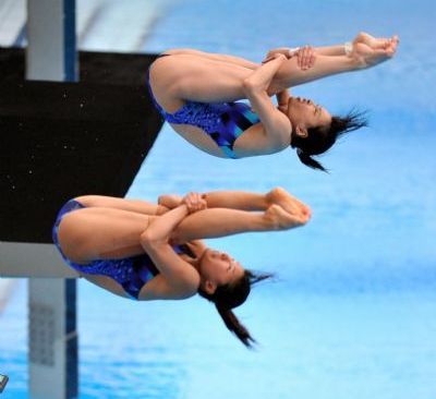 Wu Minxia (up) and He Zi of China compete in the final of the women's 3m synchronized springboard diving event at the 14th FINA World Championships in Shanghai, east China, July 16, 2011. [Xinhua] 