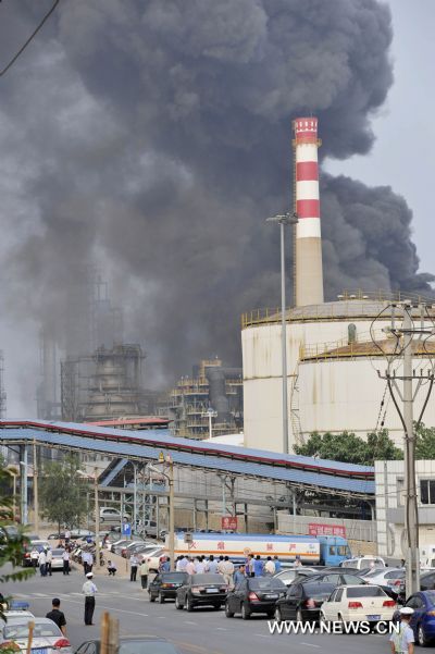 Photo taken on July 16, 2011 shows an oil refining device on fire in Dalian, northeast China's Liaoning Province. An oil refining device of Petro China caught fire at 2:30 p.m. (0630 GMT) Saturday. [Xinhua]