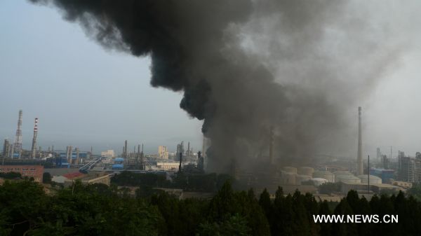 Photo taken on July 16, 2011 shows an oil refining device on fire in Dalian, northeast China's Liaoning Province. An oil refining device of Petro China caught fire at 2:30 p.m. (0630 GMT) Saturday.