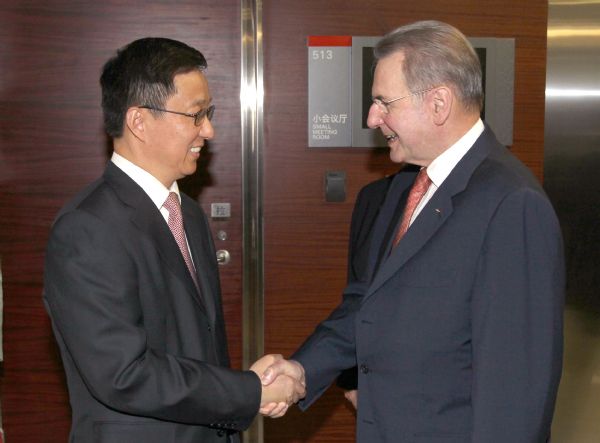 International Olympic Committee President Jacques Rogge (R) meets with Han Zheng, mayor of Shanghai, in Shanghai, east China, July 16, 2011. Jacques Rogge arrived in Shanghai on Saturday for the opening ceremony of the 14th FINA World Championships. [Xinhua] 