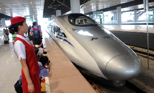 The Beijing-Shanghai high-speed railway has carried an average of 165,000 passengers each day from July 1 to 13. 