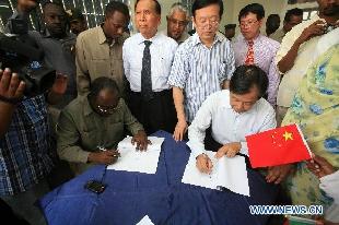 Officials from China and Sudan sign agreements regarding the China-Sudan Friendship Hospital for Maternity and Child Care in Gezira state, Sudan, July 16, 2011. Sudan's central Gezira state and the Sudanese ministry of health on Saturday celebrated the inauguration of the China-Sudan Friendship Hospital for Maternity and Child Care in Abu Ushar area, which was built in cooperation with China Foundation for Poverty Alleviation (CFPA).
