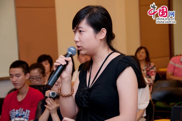 Patricia Lea, a journalist from China Radio International poses questions at the press conference on the interpretation of the UN-DESA report co-hosted by UNDP China and the CASS. [Maverick Chen / China.org.cn]