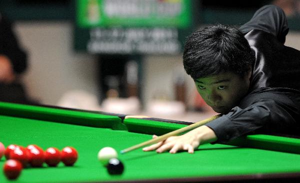 Ding Junhui of the Chinese snooker team plays a shot against Mark Allen of Northern Ireland during the final round of PTT-EGAT Snooker World Cup 2011 in Bangkok on July 17, 2011. (Xinhua/AFP Photo)