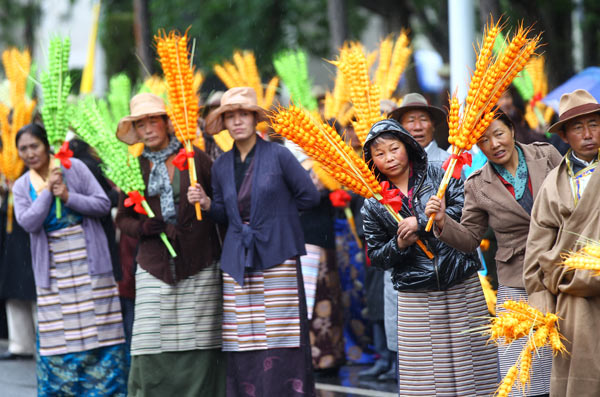 Tibetans wait in Lhasa on Sunday to welcome a delegation from the central government led by Vice-President Xi JInping.