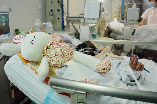 Niu Niu lies in the intensive care unit (ICU) in Zhejiang Provincial Children's Hospital on July 11. The girl survived a fall from her 10th-floor home on July 2 and is recovering quickly.