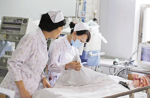 Nurses take care of Niu Niu who lies in the intensive care unit (ICU) in Zhejiang Provincial Children&apos;s Hospital on July 13. The girl survived a fall from her 10th-floor home on July 2 and is recovering quickly.