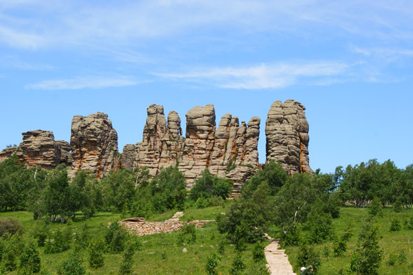 Stones of various shapes in the Arshatu Stone Forest stand steadfast under the austere blue sky. [Photo:CRIENGLISH.com]