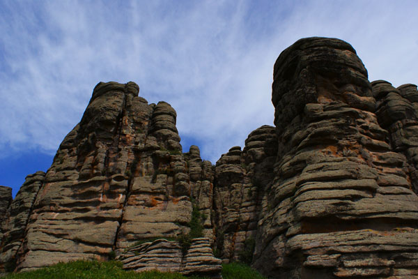 Stones of various shapes in the Arshatu Stone Forest stand steadfast under the austere blue sky. [Photo:CRIENGLISH.com]