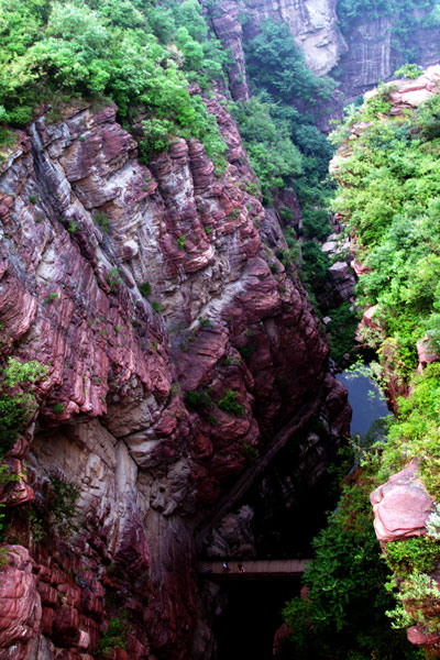 A look into a deep canyon divided by rock cliffs at the Yuntai Mountain scenic area. [Photo:CRIENGLISH.com] 