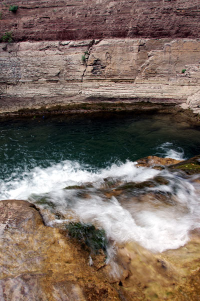 Crystal clear spring water rushes into a pond. [Photo:CRIENGLISH.com] 