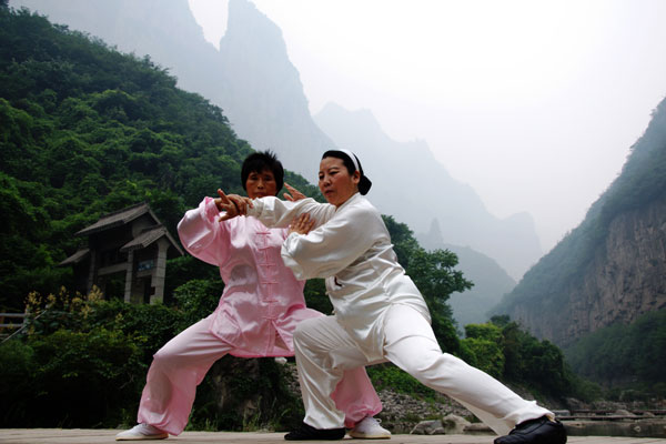 Two masters performing Tai Chi in the Yuntai Mountain scenic area. [Photo:CRIENGLISH.com] 