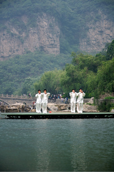 Tai Chi practitioners stage a performance in the Yuntai Mountain area. [Photo:CRIENGLISH.com] 