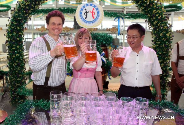 Visitors cheer as the first Beijing International Beer Festival opens in Beijing, capital of China, July 16, 2011. (Xinhua/Yang Le) 