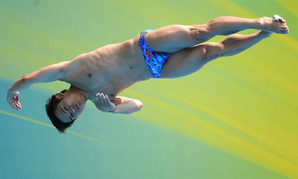  Li Shixin competes in final event.