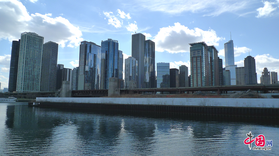 A view of famous architectures by Navy Pier, a place where all the local people and tourists from around the world enjoy the beauty of Lake Michigan. As the largest city in the US state of Illinois, Chicago is a major hub for industry, telecommunications and infrastructure in the country. [Photo by Xu Lin/China.org.cn] 