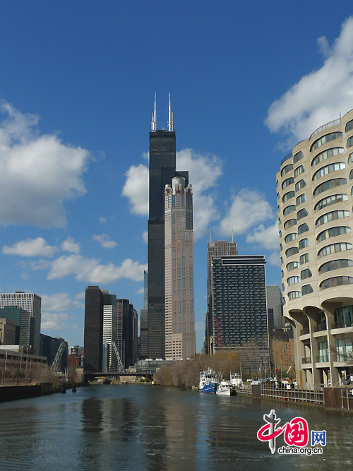 Architectures by Chicago River, a river that runs 156 miles (251km) through Chicago. As the largest city in the US state of Illinois, Chicago is a major hub for industry, telecommunications and infrastructure in the country. [Photo by Xu Lin/China.org.cn] 