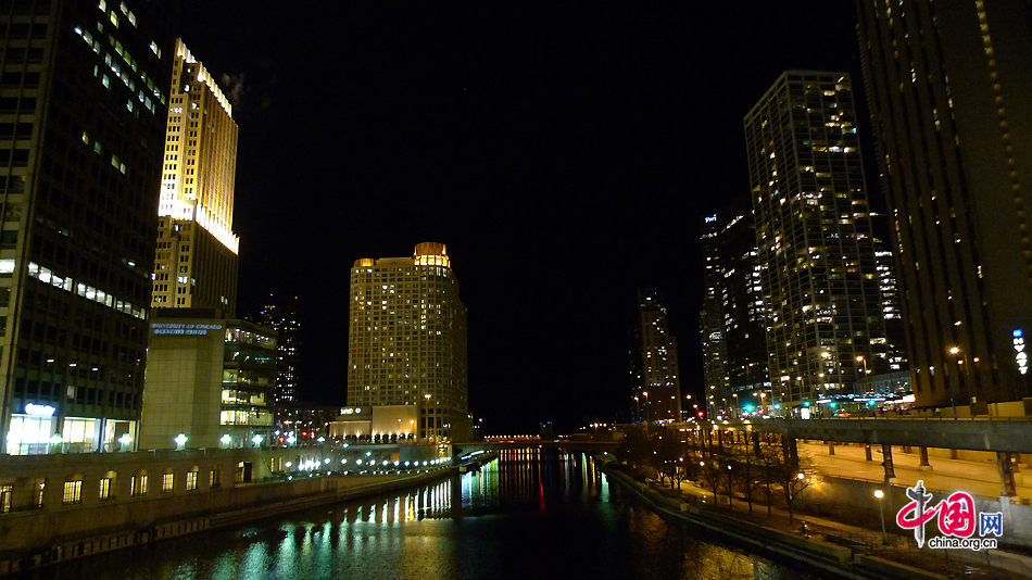 A night view of Chicago River and the architectures on the banks. As the largest city in the US state of Illinois, Chicago is a major hub for industry, telecommunications and infrastructure in the country. [Photo by Xu Lin/China.org.cn]