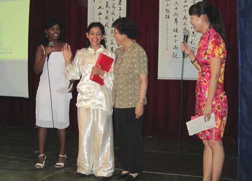 The 10th 'Chinese Bridge' language competition is held in Havana, Cuba, on May 19, 2011. Chinese Ambassador to Cuba Liu Yuqin (second from right) talks with Lilibel Gomez, the prize winner.