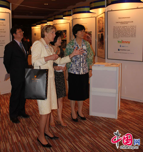 Linda Lorimer, right, vice president of Yale University, introduces Yale's alumni relations program at a conference on Wednesday in Beijing. [China.org.cn]