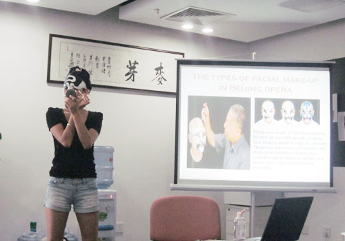 Peking Opera expert Chen Xiaoyan applies face makeup to depict a Song dynasty official at a workshop about Peking Opera.[Photo:CRIENGLISH.com]
