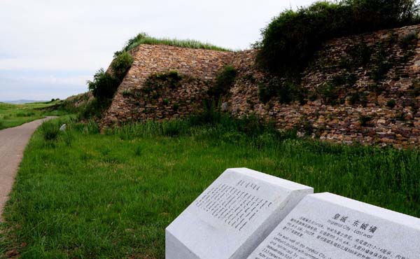 An information board tells the story of the east wall of the Site of Xanadu, which officially opened to visitors on July 15. Twenty kilometers northeast of Shangdu County in Inner Mongolia Autonomous Region, the Site of Xanadu has a history of more than 740 years. On January 2011, the State Council approved to apply to include the Site of Xanadu as a UNESCO World Heritage Site in 2012.[Photo: Xinhua] 
