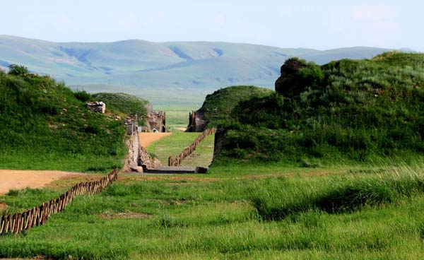 Grasslands encroach on the south gate of the Site of Xanadu, which officially opened to visitors on July 15. Twenty kilometers northeast of Shangdu County in Inner Mongolia Autonomous Region, the Site of Xanadu has a history of more than 740 years. On January 2011, the State Council approved to apply to include the Site of Xanadu as a UNESCO World Heritage Site in 2012. [Photo: Xinhua]