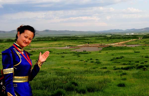 A tour guide poses at the Site of Xanadu, which officially opened to visitors on July 15. Twenty kilometers northeast of Shangdu County in Inner Mongolia Autonomous Region, the Site of Xanadu has a history of more than 740 years. On January 2011, the State Council approved to apply to include the Site of Xanadu as a UNESCO World Heritage Site in 2012.[Photo: Xinhua] 