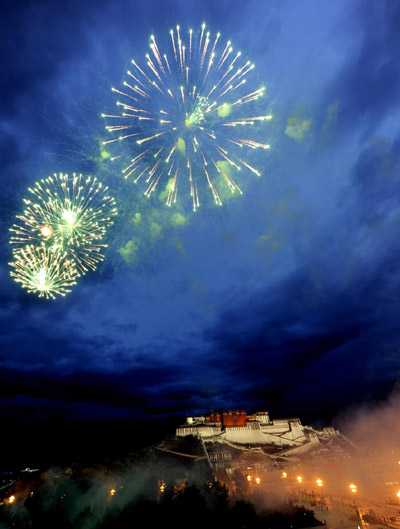 Fireworks light up the sky above the Potala Palace Square in Lhasa to celebrate the 60th anniversary of the peaceful liberation of Tibet on July 19, 2011. [Photo/Xinhua]