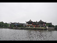 Moon Lake, also known as Yuehu, is located in the downtown district of Ningbo City. It is a great place for a picnic, stroll, or a paddle around the lake in one of the boats available for hire. [Photo by Cindy Chan]