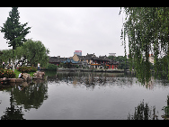Moon Lake, also known as Yuehu, is located in the downtown district of Ningbo City. It is a great place for a picnic, stroll, or a paddle around the lake in one of the boats available for hire. [Photo by Cindy Chan]