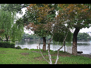 Moon Lake, also known as Yuehu, is located in the downtown district of Ningbo City. It is a great place for a picnic, stroll, or a paddle around the lake in one of the boats available for hire. [Photo by Cindy Chan]