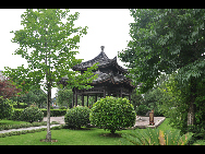 Moon Lake, also known as Yuehu, is located in the downtown district of Ningbo City. It is a great place for a picnic, stroll, or a paddle around the lake in one of the boats available for hire. [Photo by Cindy Chan]