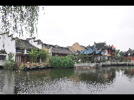 Moon Lake, also known as Yuehu, is located in the downtown district of Ningbo City. It is a great place for a picnic, stroll, or a paddle around the lake in one of the boats available for hire. [Photo by Cindy Chan]
