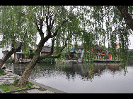 Moon Lake, also known as Yuehu, is located in the downtown district of Ningbo City. It is a great place for a picnic, stroll, or a paddle around the lake in one of the boats available for hire. [Photo by Cindy Chan]