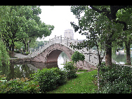 Moon Lake, also known as Yuehu, is located in the downtown district of Ningbo City. It is a great place for a picnic, stroll, or a paddle around the lake in one of the boats available for hire. [Photo by Cindy Chan]