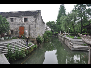 Moon Lake, also known as Yuehu, is located in the downtown district of Ningbo City. It is a great place for a picnic, stroll, or a paddle around the lake in one of the boats available for hire. [Photo by Cindy Chan]