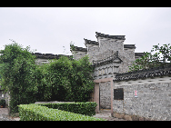Moon Lake, also known as Yuehu, is located in the downtown district of Ningbo City. It is a great place for a picnic, stroll, or a paddle around the lake in one of the boats available for hire. [Photo by Cindy Chan]