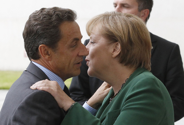 German Chancellor Angela Merkel (R) welcomes France's President Nicolas Sarkozy before talks in Berlin, July 20, 2011. [Xinhua]