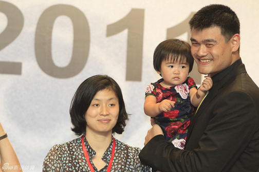 Yao takes a photo with his family. Yao Ming made his exit from professional basketball official Wednesday, announcing his retirement from the NBA and a sport that made him a household name across China.[Photo/Xinhua]